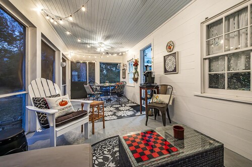 Charming country manor, dog friendly, wireless internet service