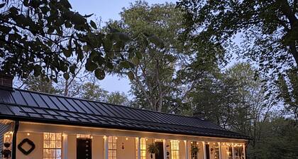 Charming country manor, dog friendly, wireless internet service