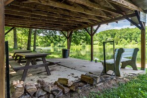 Outdoor dining - 1BR, 1BA cottage (Norman)