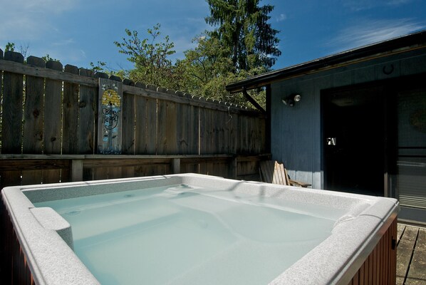 Outdoor spa tub