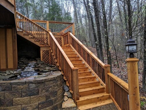 4BR, 4BA log cabin w/hiking trails