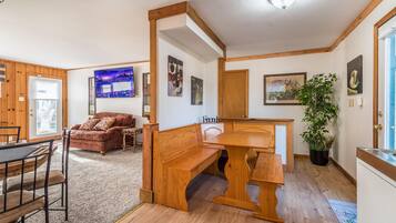 Télévision, cheminée, livres