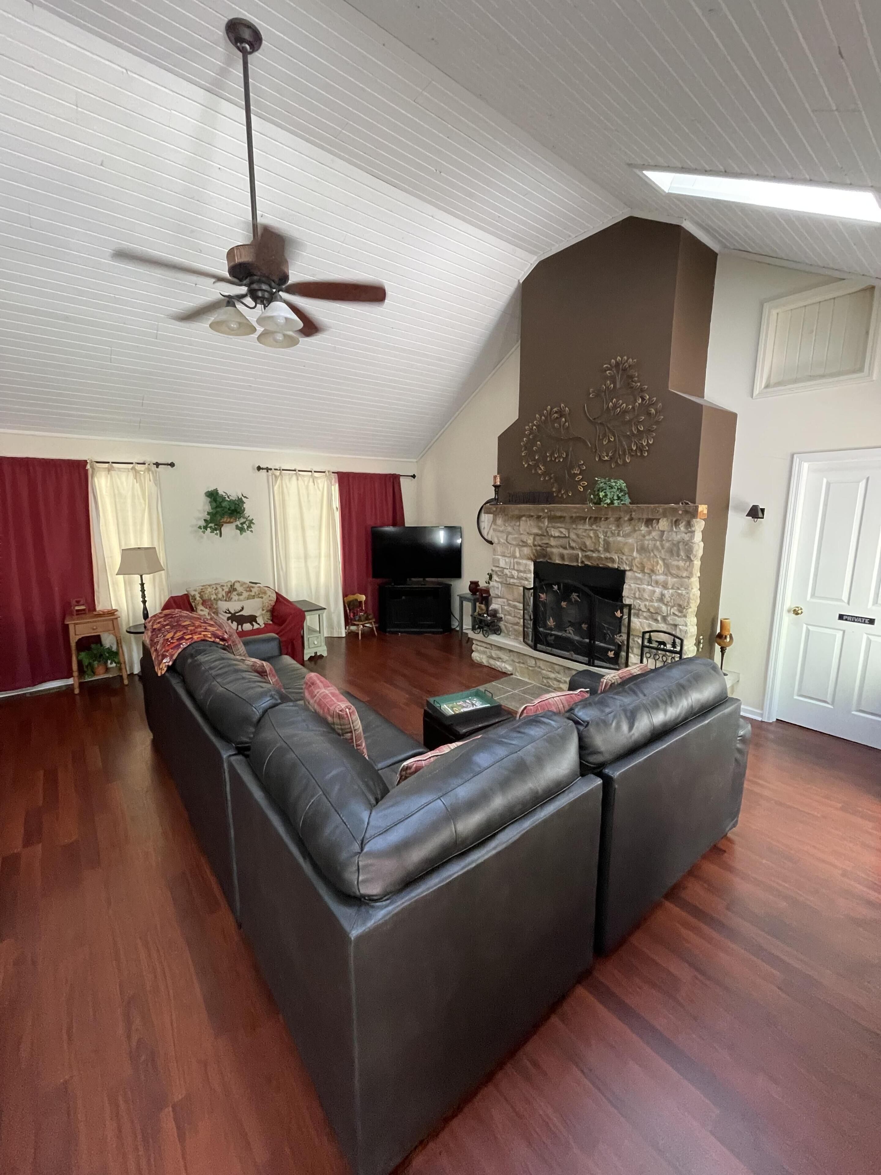 Romantic Cottage For Two | Hot Tub, Fireplace & Near Nashville 1 Br, 1ba - Indiana