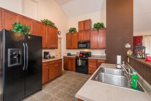 雪櫃、微波爐、焗爐、爐具