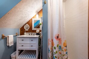 Een douche, handdoeken