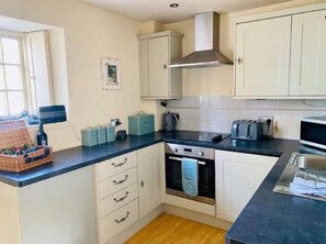 Cottage | Private kitchen | Fridge, microwave, oven, stovetop