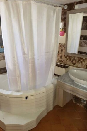 Badewanne, Haartrockner, Handtücher, Seife