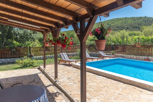 Rural vacation house with pool in Šibenik countryside