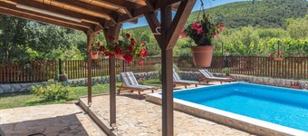 Rural vacation house with pool in Šibenik countryside