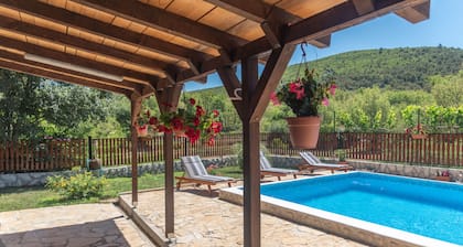 Rural vacation house with pool in Šibenik countryside