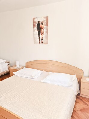 2 bedrooms, desk, iron/ironing board, free WiFi - Rural vacation house with pool in Šibenik countryside (Perković)