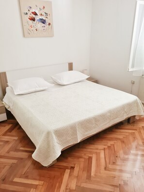 2 bedrooms, desk, iron/ironing board, free WiFi