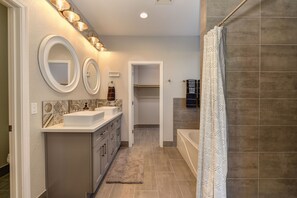 Combined shower/bathtub, hair dryer, towels, soap - The MILANO House Next To Downtown Sleep Train Arena Airport Grill Golden One (Sacramento)