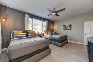 3 bedrooms, iron/ironing board, WiFi, bed sheets - The MILANO House Next To Downtown Sleep Train Arena Airport Grill Golden One (Sacramento)