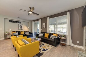 TV, fireplace - The MILANO House Next To Downtown Sleep Train Arena Airport Grill Golden One (Sacramento)