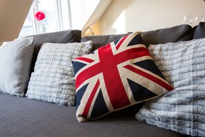 Appartement Deluxe, salle de bain privée, vue sur la ville (2 bedroom Penthouse) | Bar-salon