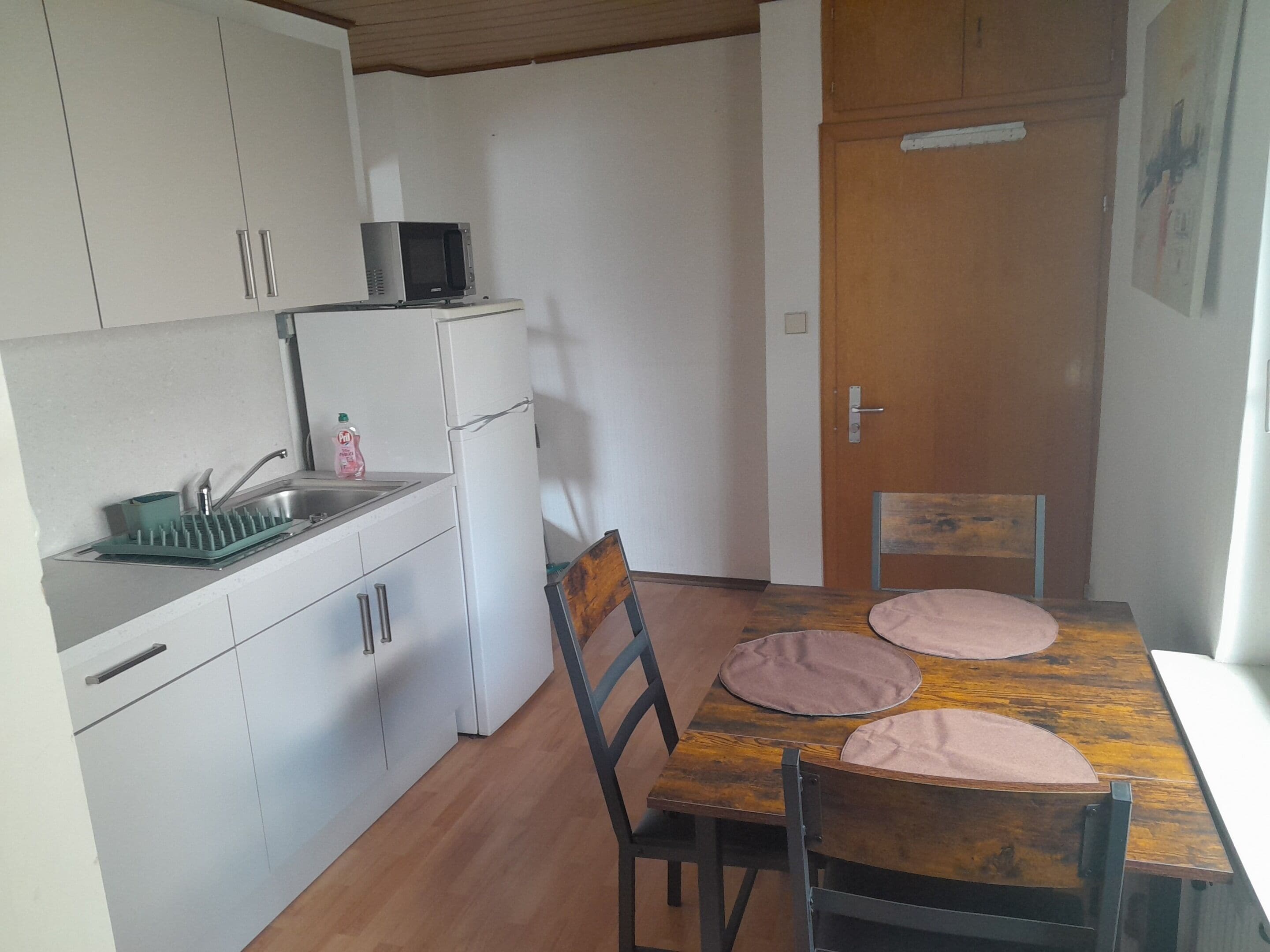 Standard-Apartment, eigenes Bad, Blick auf den Innenhof (Monteurwohnung+ Küche) | Eigene Küche | Hochstuhl
