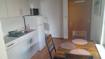 Standard-Apartment, eigenes Bad, Blick auf den Innenhof (Monteurwohnung+ Küche) | Eigene Küche | Hochstuhl