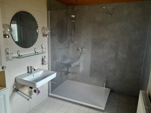 Standard Apartment, Private Bathroom, Courtyard View (Monteurwohnung+ Küche) | Bathroom
