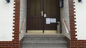 A building entrance with a sign reading "zum ADLER". - Pension Zum Adler (Hünstetten)