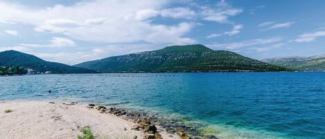 Una spiaggia nelle vicinanze