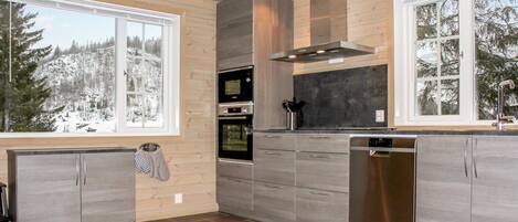 Frigorifero, forno, piano cottura, lavastoviglie