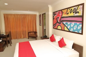 Decoración personalizada, muebles diferentes, escritorio y wifi gratis 