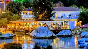 Depan hartanah - siang/malam