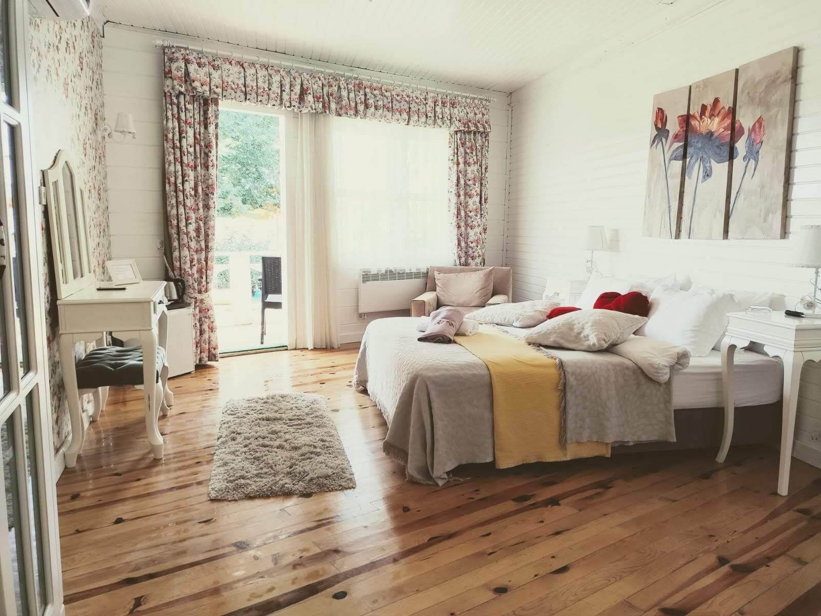 Egyptian cotton sheets, premium bedding, free minibar items