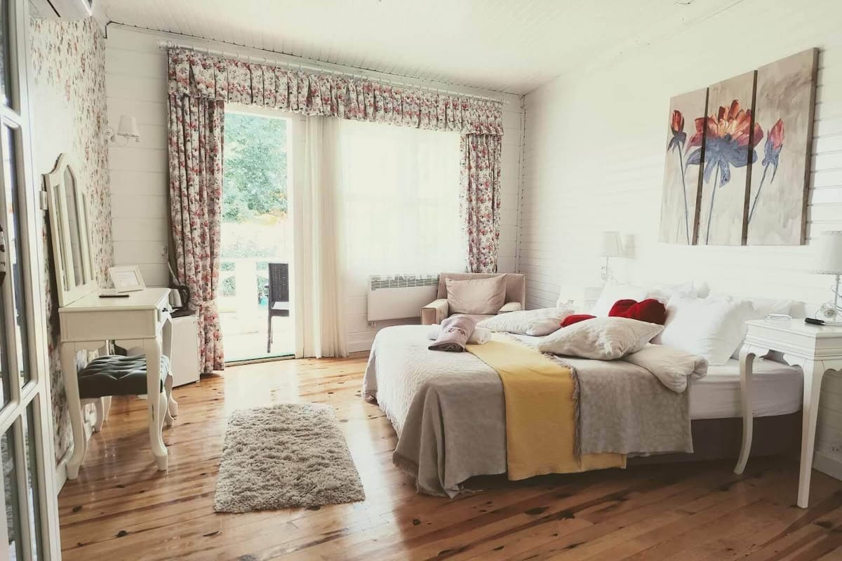 Egyptian cotton sheets, premium bedding, free minibar items