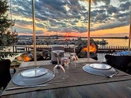 供应早餐、午餐和晚餐，土耳其菜，海滩景观