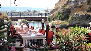 Sarapan dihidangkan, masakan Turki, berhadapan pantai