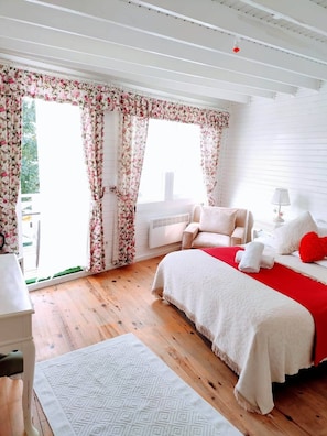 Deluxe Double Room | Egyptian cotton sheets, premium bedding, free minibar items - Lotus Restaurant & Home (Sile)