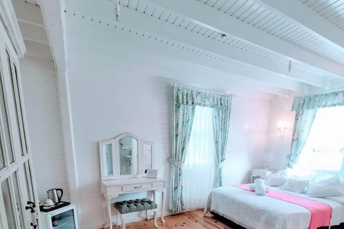Egyptian cotton sheets, premium bedding, free minibar items