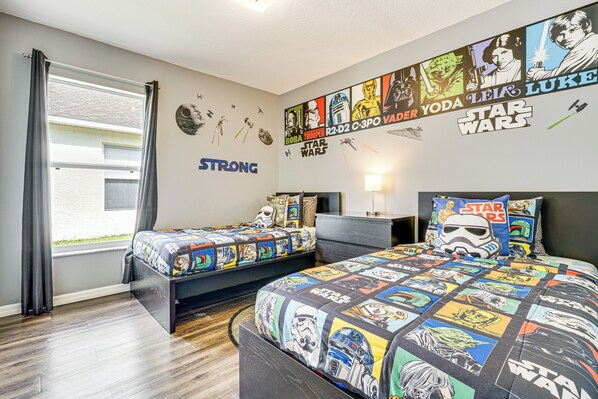 4 bedrooms, travel crib, internet, bed sheets
