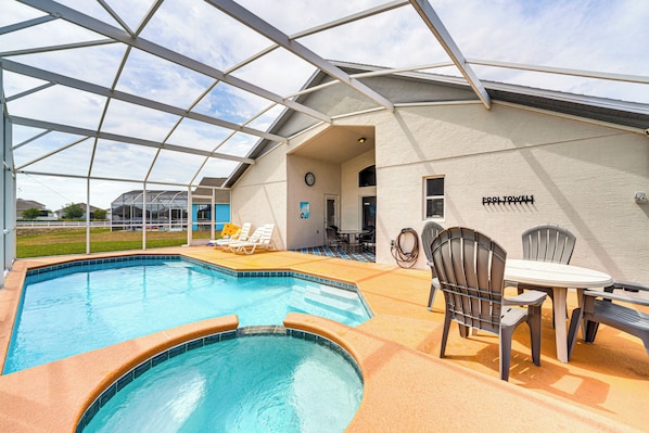A pool area with a glass-enclosed structure, a pool table, and lounge chairs. - 15 Mi to Disney: Home w/ Pool & Lanai in Davenport (Davenport)