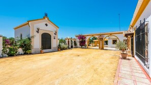 Property grounds - Hacienda el Corchuelo Marchena by Ruralidays (Seville)