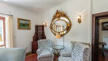 Een televisie en een open haard