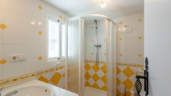 A bathroom with a shower, a sink, and a window. - Hacienda el Corchuelo Marchena by Ruralidays (Seville)