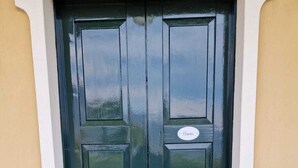 A dark green double door with a brass handle and a nameplate reading "Casa". - App.with garden, WI-FI free, automatic gate, covered garage, air conditioning  (Bellagio)