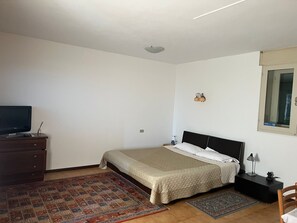 1 habitación, escritorio, tabla de planchar con plancha y cuna de viaje 