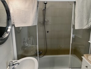 Badkar/dusch, hårtork, bidé och handdukar