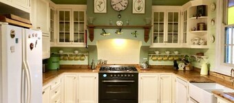 Burnie Brae circa 1908 - Netflix, Wifi, Air Con, Quiet Area, with 2 X Queen Beds