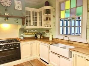 Fridge, microwave, oven, stovetop - Burnie Brae circa 1908 - Netflix, Wifi, Air Con, Quiet Area, with 2 X Queen Beds (Katoomba)
