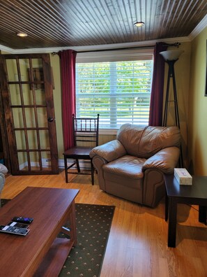 TV, DVD player, books, music library - Saltbox cottage (Clarke's Beach)