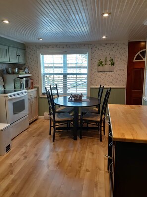 Fridge, microwave, oven, stovetop - Saltbox cottage (Clarke's Beach)