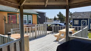 Outdoor dining - Saltbox cottage (Clarke's Beach)