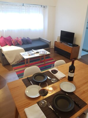 Departamento | Área de sala de estar | Televisión LED de 49 pulgadas con canales por cable y televisión 