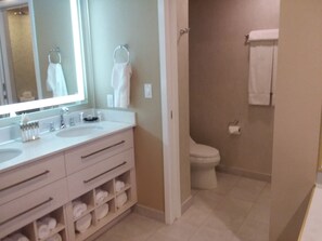Shower, jetted tub, hair dryer, towels - Westgate Las Vegas Presidential Suite (Las Vegas)