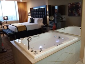 2 habitaciones, caja de seguridad en la habitación y escritorio 